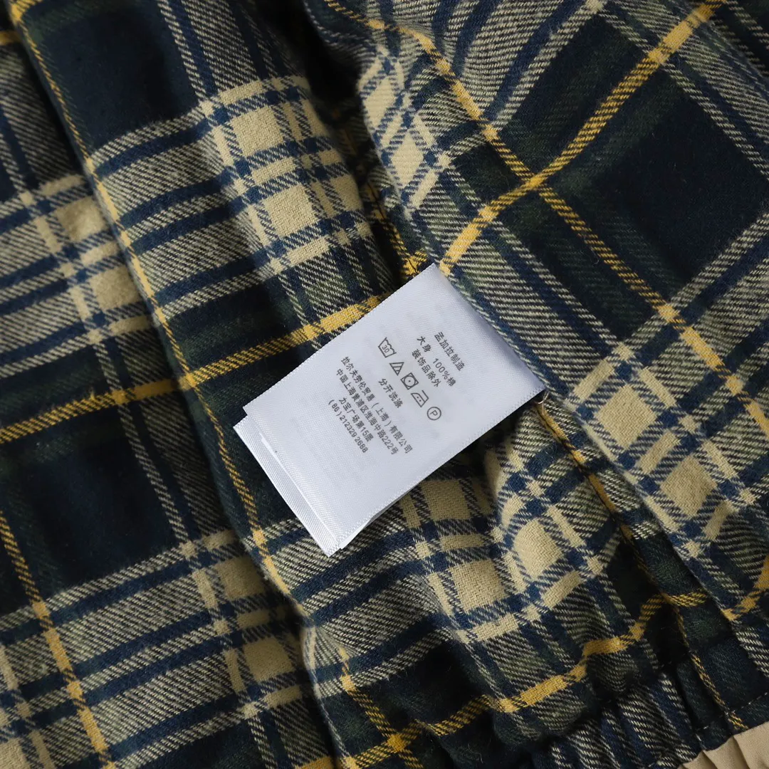 P370 #R52 Ralph Lauren vintage vintage corduroy lapel thickened cotton jacket. Same style for men and women. I bought this style at a second-hand store in Shanghai for a long time. This style is a thin cotton jacket. The difference is from the pictures on the market. The fabric is high-density sand-washed pure cotton fabric. Custom-woven corduroy fabric. It feels delicate and smooth. Thick. Lined plaid lining. Mold-opening hardware accessories. Customized pocket labels. All original versions are consistent and exquisite in workmanship. The accessories are complete and the quality is as good as ever. It is only reflected in the details. Color: Khaki Size: M L